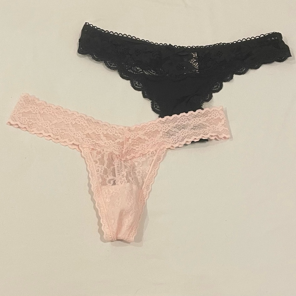 NEW WITH TAGS VICTORIA’S SECRET SIZE XS 2 PK OF TONGS IN BABY PINK AND BLACK